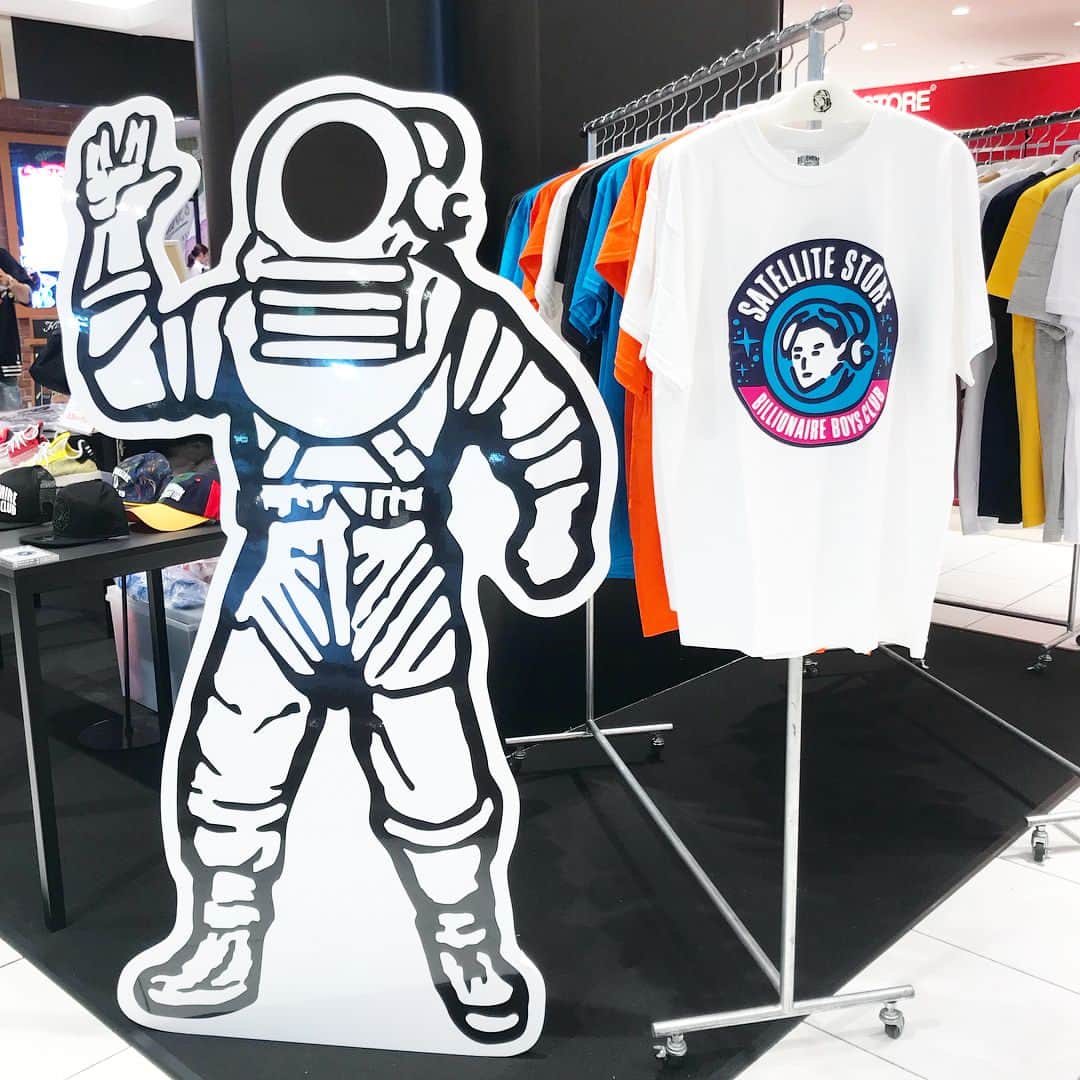 のインスタグラム：「【LIMITED SHOP】ファレル ウィリアムス率いるビリオネア ボーイズ クラブのPOPUP STORE「BILLIONAIRE BOYS CLUB SATELLITE STORE」が本日より期間限定オープン！ . SATELLITE STOREのみで購入可能な限定商品も多数ご用意がございます。 数量限定でHAPPY BAGも発売！ . . 期間：8/28(火)~9/10(月) 会場：西館1F UP NEXT . . 🍂秋のファッションキャンペーン🍂 『ワタシ アップデート』 をキーワードに秋のファッションキャンペーンを開催中！ . 詳細はプロフィール画面のURL 名古屋パルコ公式ホームページにてご覧ください！ . . #BILLIONAIREBOYSCLUB #PHARRELL #PHARRELLWILLIAMS #BBC #BBCJP #BillionaireGirlsClub #redspider #ahmurderz #ビリオネアボーイズクラブ #ファレルウィリアムス #ファレル #アリアナグランデ #期間限定 #limited #秋のファッションキャンペーン #ワタシアップデート#名古屋パルコ #名古屋PARCO #nagoyaparco #名古屋 #nagoya #栄 #矢場町」