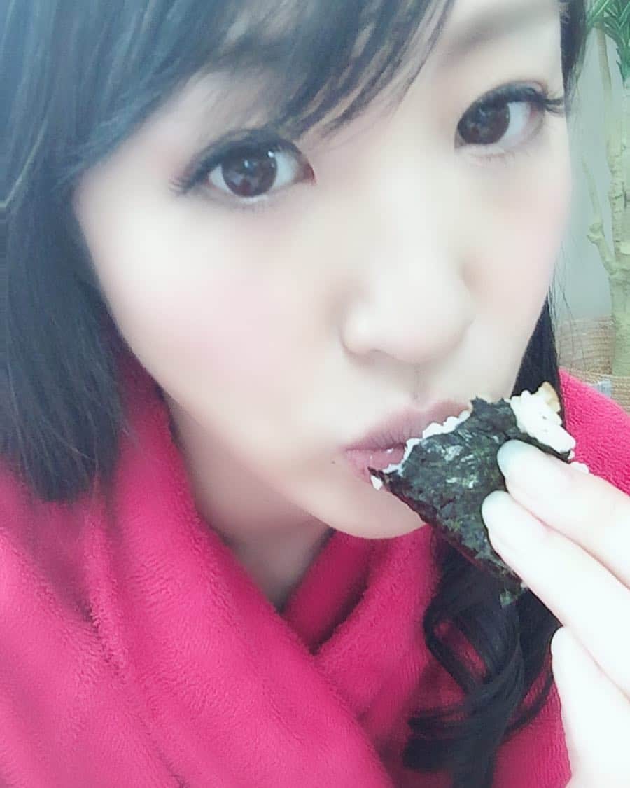 佐伯かのんのインスタグラム：「お腹空いたから、おにぎり🍙」
