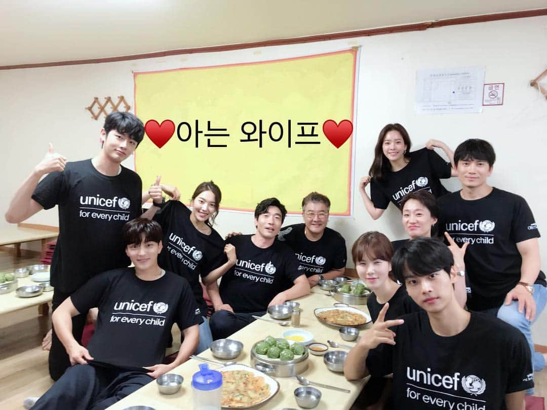 チソンのインスタグラム：「#아는와이프 우리들의 점심시간」