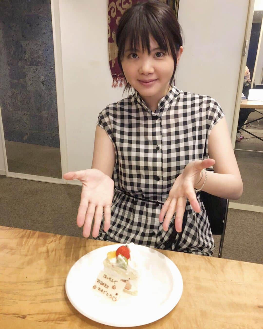 吉岡聖恵さんのインスタグラム写真 - (吉岡聖恵Instagram)「ほっち、来ないからケーキ食べちゃったよ！（笑）  #お誕生日プレートはくだつ #にゃんともクリーミィー #魔法の天使クリィミーマミ好きだった #雨でうたいろ作業中のスタジオが停電ちゃったよ」8月28日 17時42分 - kiyoe_yoshioka_official