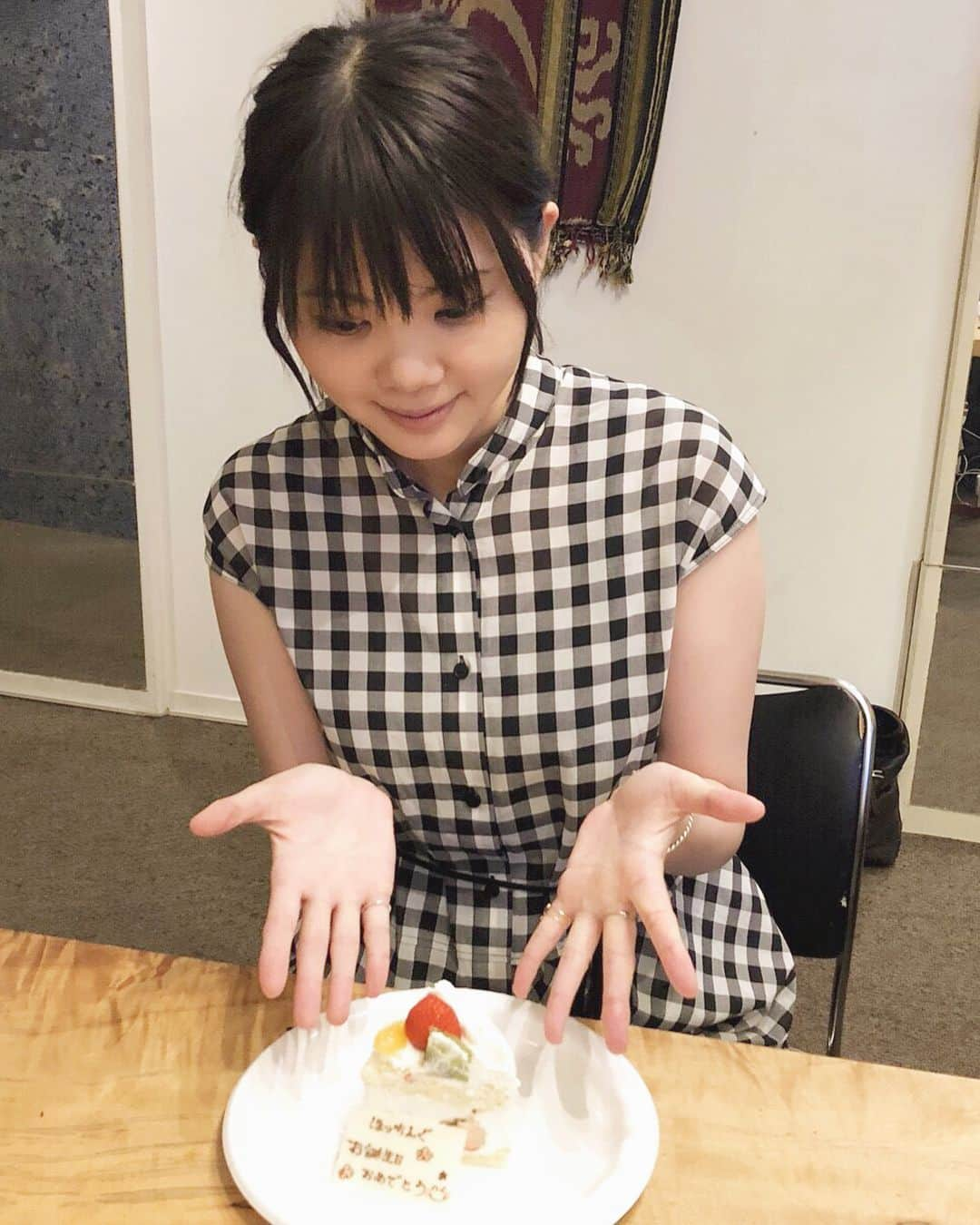 吉岡聖恵さんのインスタグラム写真 - (吉岡聖恵Instagram)「ほっち、来ないからケーキ食べちゃったよ！（笑）  #お誕生日プレートはくだつ #にゃんともクリーミィー #魔法の天使クリィミーマミ好きだった #雨でうたいろ作業中のスタジオが停電ちゃったよ」8月28日 17時42分 - kiyoe_yoshioka_official