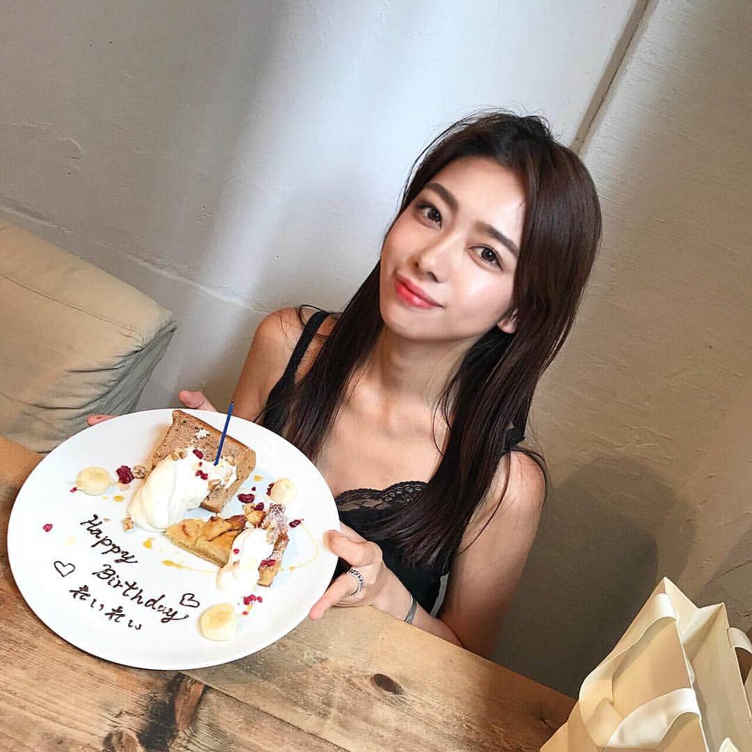 のインスタグラム：「. Twitterにもあげた画像だろって？ そうでーす🤪🤪🤪(笑) . 毎年お誕生日は、みんなから たくさんおめでとうしてもらって たくさんプレゼントをもらって 美味しいご飯を食べて 大好きな友人と過ごし 久しぶりの友人と連絡を取り その全てに感謝する日です😈💕 . 前に住んでいた地域の友人 地元の友人に高校時代の友人 留学先の友人 もちろん今いる大学の友人 家族親戚たくさんの人に愛されて 幸せいっぱいぬくぬくすくすく 育っております☺️🌸🌸 . 今年は本をたくさん読む年にしよう と考えているので、第一歩として 1年間で100冊を公約として ここに宣言します🙋🏻‍♀️🙋🏻‍♀️🙋🏻‍♀️ . 残念ながら、人は全部のことを 経験するほど長生きはできません。 だから私はたくさんの人とお話しして たくさんの本を読んで他の人が 学んだことを吸収したり 本の世界での出来事を疑似体験して よりたくさんのことを外から 学びたいなぁと思います🐒❤️ なので皆様お勧めの本があれば ぜひ教えてくださいませ☺️🌸 .  #ミスキャンパス甲南2018 #ミスターキャンパス甲南2018 #甲南 #ミスキャンパス #ミスターキャンパス #ミスコン #ミスターコン #ファイナリスト #ミスキャン #ミスターキャン #大学生 #甲南大学 #関西 #岡本 #神戸 #misscampus #mrcampus #konan #kobe #2018」