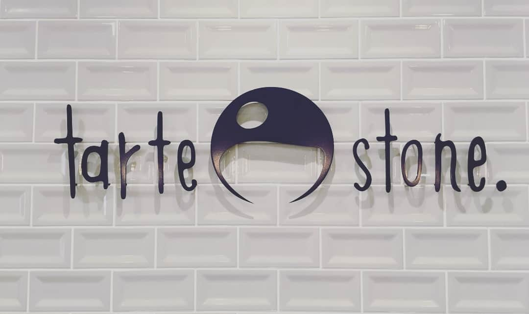 株式会社 山岸工務店のインスタグラム：「施工完了のお客様紹介でございます✨﻿﻿ ﻿﻿﻿ 『tarte stone』（タルトストーン） （ホームメイドスイーツ＆カフェ） 西区那古野1-3-16　 Ｇnext nagono 1･2Ｆ 052-433-8686 10時〜20時  弊社設計施工の新築１０階建にてこの度、8月21日（火）より、 美味しいケーキが食べられるカフェがオープン致しました✨  さっそく店内に入れば、美味しそうなケーキやタルトが綺麗に並んだショーケースがお出迎え😊 ２Fはイートインとしてご利用可能です。 もちろんテイクアウトもOK！  コンクリート調でモダンでおしゃれに仕上げております。 オシャレな空間で優雅なひと時をお過ごしくださいませ✨  #tartestone  #名古屋  #建築  #大学  #学生  #就職活動  #内定  #バイト帰り  #yamagishiarchitecturaldesigngallery  #teamyamagishi  #yamagishi  #人を幸せにする建築  #人に夢を与える建築  #人が喜ぶ建築  #人が感動する建築  #ものづくり  #職人  #アート  #デザイナー  #設計士  #設計事務所  #建築デザイナー  #工務店 ﻿﻿ #スイーツ  #タルト」