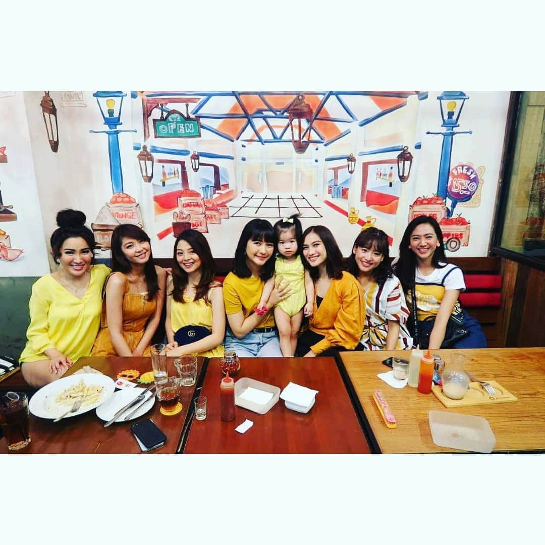 仲川遥香さんのインスタグラム写真 - (仲川遥香Instagram)「Yeyyyyy akhirnya ketemu teman”❤️❤️❤️dan dress kode nya kuning itu ide kinal😂😂😂😂💓kalo kempul seru banget meskipun udah pada kerja nya beda tapi selalu kita teman yang dekat dan bisa kempul ya😊🙏🏻🙏🏻🙏🏻 Love Love love❤️❤️❤️❤️ 久しぶりにみんなで集まれた！！ 楽しかったな^ ^みんなお仕事は違うけどたまにこうやって集まれたらいいなっ❤️ JKT48 1期生でよかった(^｡^) 大好きよ！ちなみにドレスコードは黄色。決めたのはキナルです😂😂😂 #日本インドネシア  #jakarta #indonesia #japan #JKT48 #exmember #gen1 #love #myfriend  #日本インドネシア国交樹立60周年親善大使  #ジャカルタ生活 #6年目 #仲川遥香 #haruka」8月28日 18時35分 - wayesa07