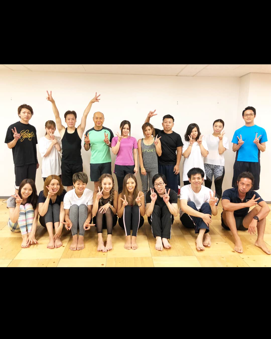 武田静加さんのインスタグラム写真 - (武田静加Instagram)「. . . 静加YOGA（東京.群馬.埼玉）ありがとうございました😊✨週末とっても楽しく過ごさせていただきました！今回は初の前橋.大宮での開催でドキドキしていましたが、皆様とてもお優しい♡太陽礼拝、肩甲骨周りを中心に群馬埼玉ではたくさん動いて行きました！ 猫背の方、肩甲骨周り動かしてない方は、今回行ったほぐしメニューでだいぶきつかったのかな？と感じました。普段動かしてないと、筋肉痛になったりしちゃうけど、動かしてる方だと次の日も余裕だったりするんですよ🐻✨ 私は最近前屈をあんまりやってなかったので、皆と一緒にやると気合が入ったり、いいながら意識が高まってしまって終わって気がついた時には筋肉痛でした（笑） . . . 集まっていただけることに感謝をしながら、次のヨガ計画も立てて行きたいと思います(●´ω｀●) 来ていただいてたくさんおしゃべりしていただいてありがとうございました♡♡♡ . . . #スワイプすると動画がたくさん詰め込まれてるよ #1回目動画が多すぎたみたいでアップできないからこれでも減らした方なのです。 #STORYハイライトにヨガまとめてあります #三点倒立 #静加YOGA #YOGA #ヨガ#ヨーガ#インストラクター#model#モデル #9月2日神奈川県にて静加YOGA」8月28日 18時55分 - takedashizuka0517