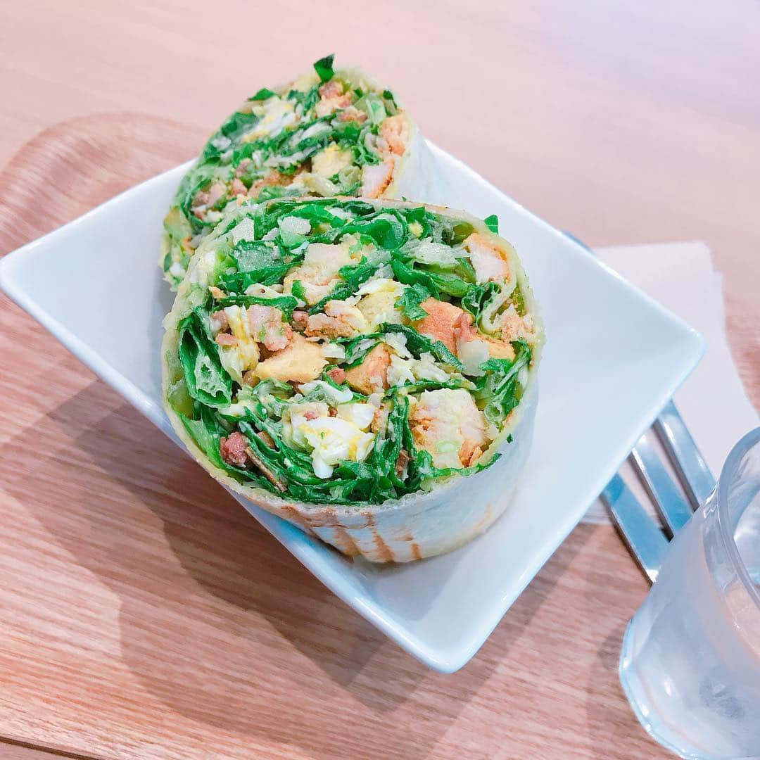 緒方咲さんのインスタグラム写真 - (緒方咲Instagram)「😋🥗💕 #サラダラップ #saladwrap #サラダ #salad #saladstop #dinner #bevegan #vegan #yum #yummy #happy #delicious #ダイエット #diet #野菜 #green #美容 #美肌 #ヘルシー #健康 #instagood #Instafood」8月28日 20時50分 - chaaansaki