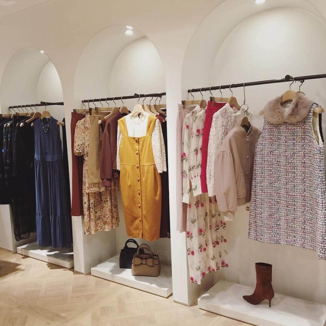 のインスタグラム：「【LUMINE Yokohama】 ． ルミネ横浜店のリニューアルオープン記念ワールドプレミアムクラブポイント5倍キャンペーンは、いよいよ明日8/29(水)まで！ ． ぜひ、ルミネ横浜店3階へお立ち寄りください☺︎ ． #anarelier #anatelierofficial #ルミネ横浜 #renewal #アナトリエ」