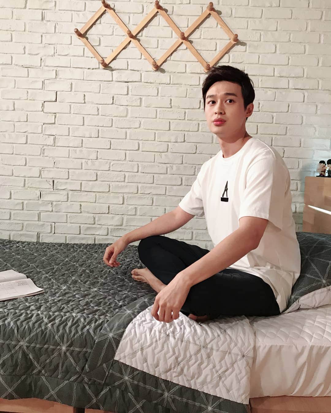 イ・ジュンムンのインスタグラム：「지금은 촬영중!! 결방이 길어지고있지만 열심히 촬영하고있습니다 많이 사랑해주세요^^ #비밀과거짓말#윤재빈#이중문#많이사랑해주세요」