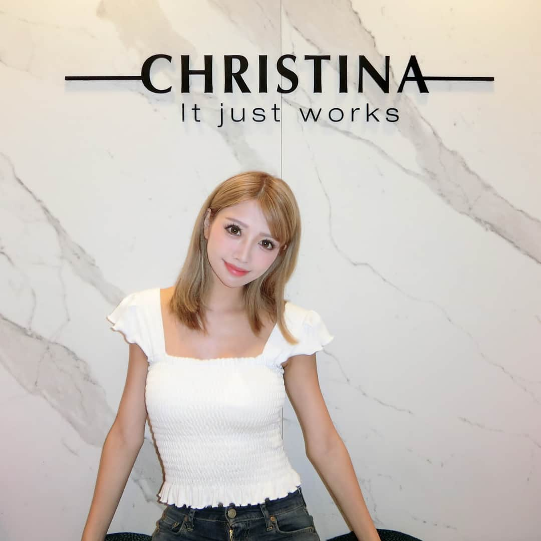 MARIEさんのインスタグラム写真 - (MARIEInstagram)「今日はCHRISTINA CLINIC 銀座店に行って、ウルトラセルHIFUをしてきました💆🏼‍♀️✨ 切らないリフトアップって言われててレーザーで照射していくタイプだから、全然痛くなかったし鈍感なわたしでも直後ですぐ実感！！ 写真だとわかるかなー？ ちょっと顎のラインがシュッとしたと思う🧐 2週間くらいが効果がピークで出るらしいから楽しみ💕 メスを入れるリフトアップは皮膚を剥がして筋肉引っ張って、、、 とかとんでもなく怖そうだから、これなら安心して出来た😂✌🏼💕 #christinaclinic #クリスティーナクリニック #銀座 #フェイシャル #肌年齢 #肌質改善 #美容 #リフトアップ #切らないリフトアップ #たるみ改善 #ほうれい線」8月28日 21時44分 - marie_mimura