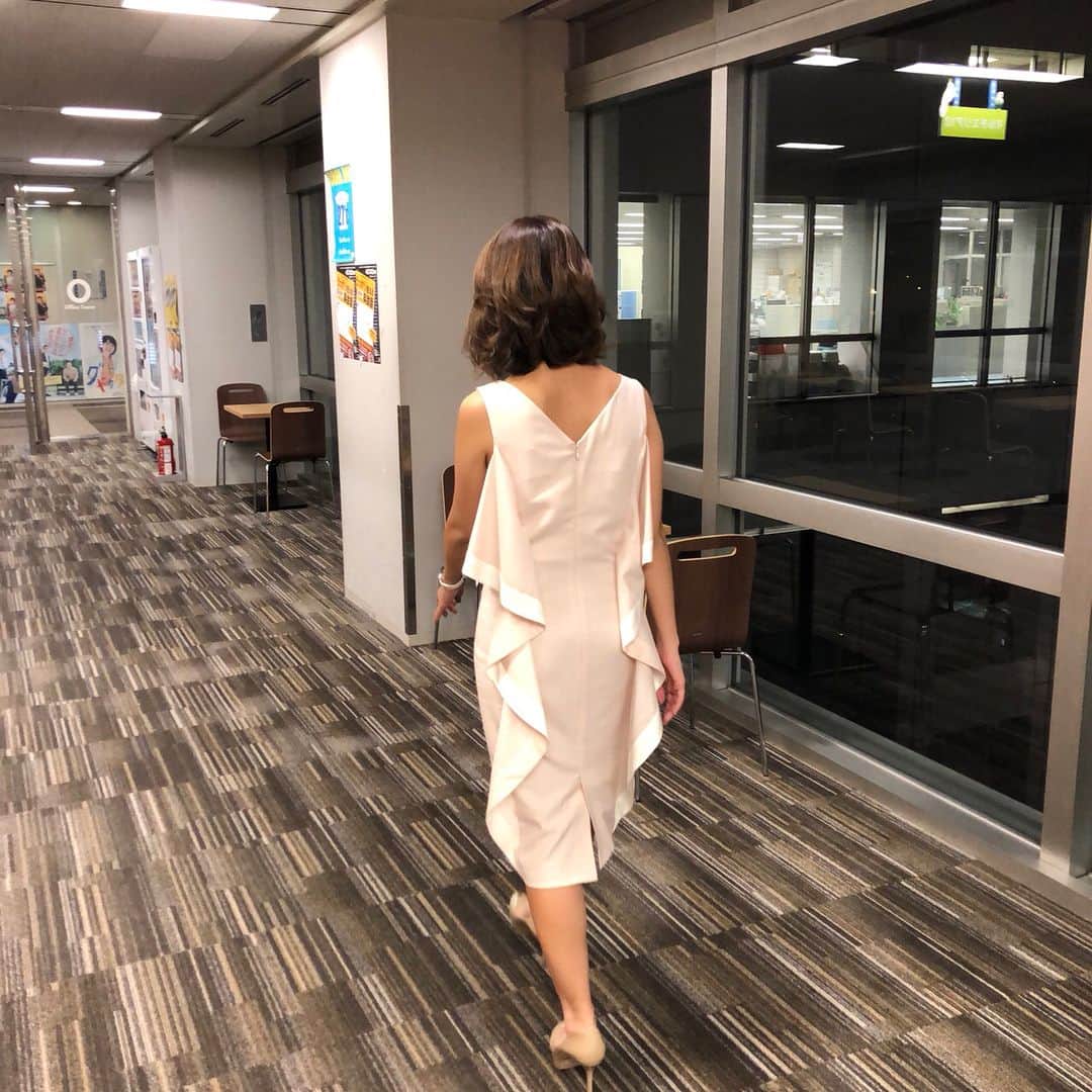 フジテレビアナウンサーのインスタグラム：「→swipe→ どうも、内野です。 今回の「うちの○○さん」はこのアナウンサー！ アナバン世代の我々の憧れ、慶子おねえさんこと、椿原慶子アナウンサー！ #プライムニュースα オンエア終わりを直撃！  椿原「もう仕事終わったし、2人だけで飲みいこっか？」 なんてやりとりがあったとかなかったとか。 ちなみに私は下戸です！ #椿原慶子 #フジテレビアナウンサー #うちの○○さん #内野泰輔  マイペースに更新します。 このアナウンサーのオフショットが欲しい！などあれば、是非コメント欄に記入お願いします！」