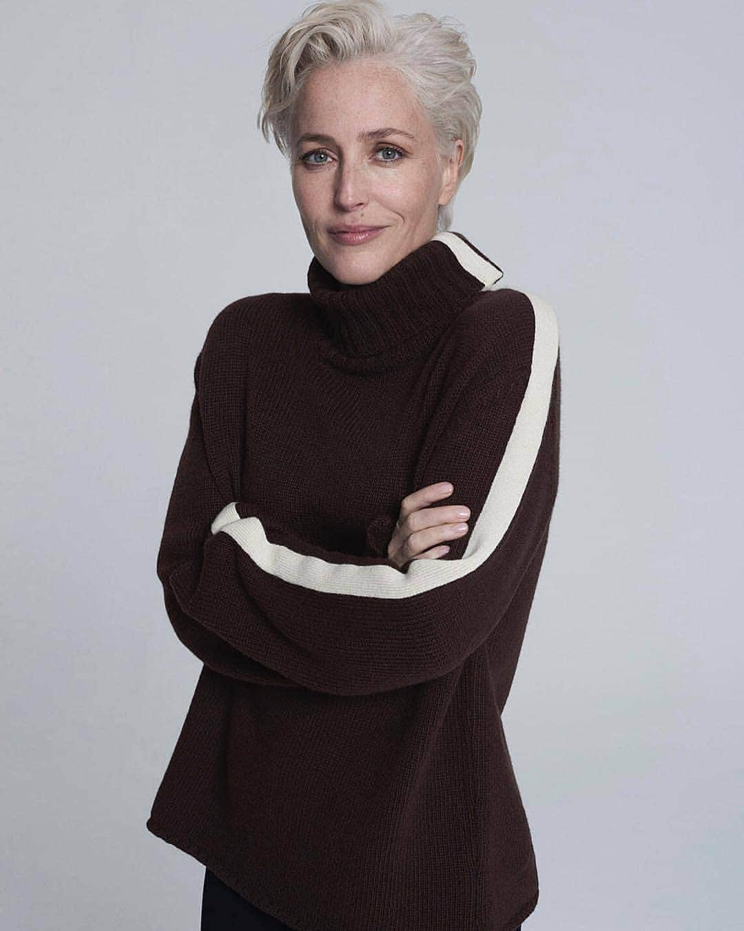 ジリアン・アンダーソンさんのインスタグラム写真 - (ジリアン・アンダーソンInstagram)「The chocolate and ivory cashmere blend roll neck jumper. So this sweater is just the cosiest thing. I love boxy sweaters that you can hide in but that still hint at your silhouette. Also being small, so many sweaters are too long for me so it was really important to me where this sweater sits on the hip. Hopefully it hangs perfectly on everyone. It was also vital that the roll neck did not either feel too bulky and saggy or too constricting but that you can still get your head through it! xG #GAWinserLondon」8月29日 0時03分 - _gilliananderson