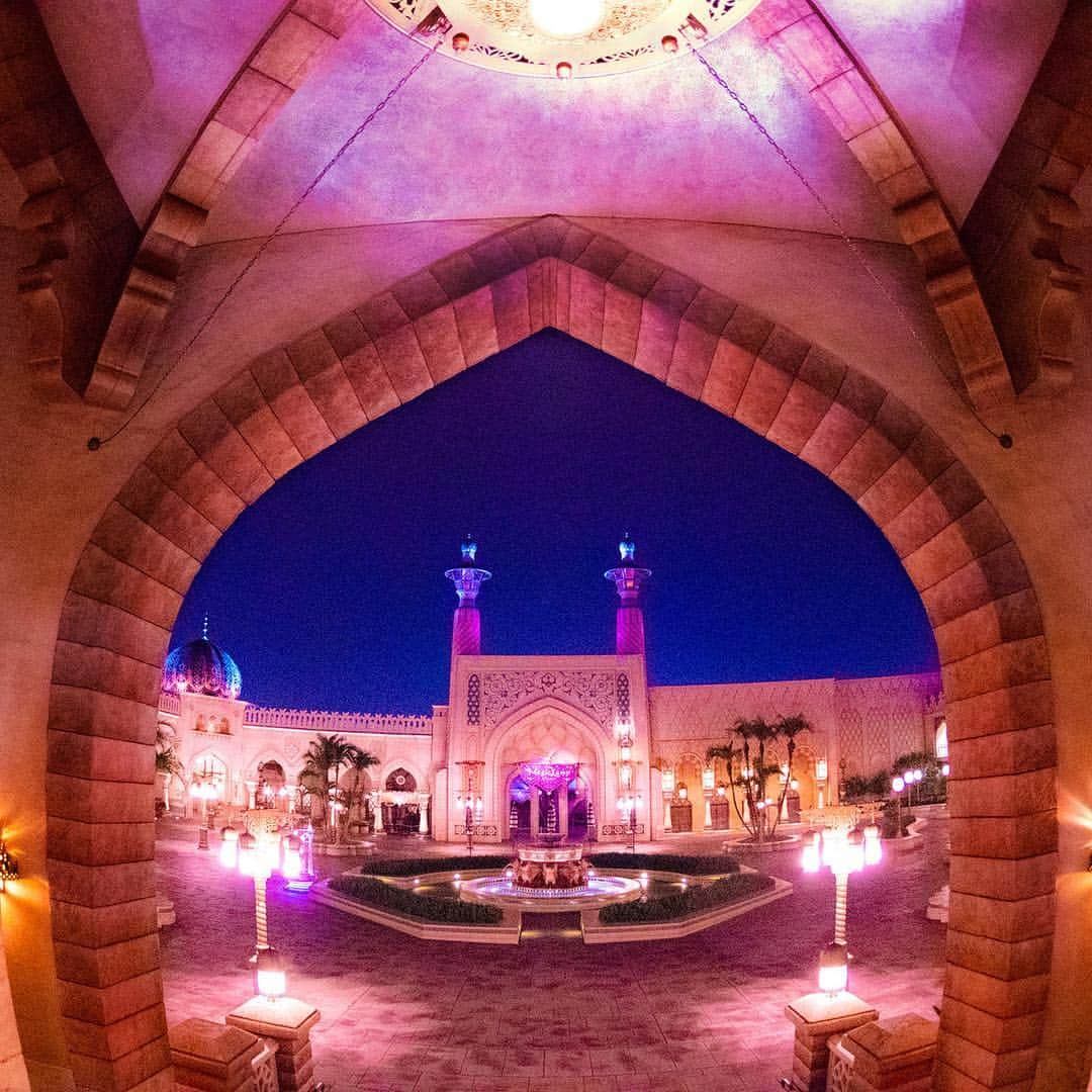 東京ディズニーリゾートさんのインスタグラム写真 - (東京ディズニーリゾートInstagram)「Welcome to an Arabian night. 通り抜けたその先は・・・✨ #themagiclamptheater #arabiancoast #tokyodisneysea #tokyodisneyresort #nightview #マジックランプシアター #アラビアンコースト #東京ディズニーシー #東京ディズニーリゾート #ライトアップ」8月29日 11時30分 - tokyodisneyresort_official