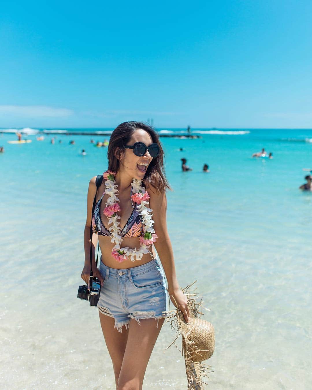 のインスタグラム：「😆🌊🌺 . . . . . #waikiki #waikikibeach #beach #beachday #beachdayeveryday #hawaii #hawaiimodel #hawaiilife #hawaii #hawaiistagram #bikini #bikinigirl #maaji #maajiswimwear #love #childhoodmemories #oahu #ワイキキ #ワイキキビーチ #やっぱ #最高 #ハワイ #ハワイ生活 #モデル #ラパルレ #撮影」