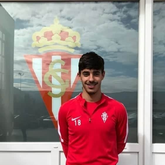 のインスタグラム：「Las opciones del Sporting para cerrar la defensa  El club rojiblanco afronta los días finales del mercado de fichajes.  El mercado de fichajes se cerrará en los próximos días para el Sporting, salvo en el caso de los jugadores que hayan obtenido lacarta de libertad antes del cierre, con los que se podrá negociar más adelante.  El centro de la zaga es una de las posiciones donde existen más opciones de producirse novedades, aunque más bien en forma de salidas que de llegadas, algo sobre lo que se había especulado en las últimas horas. Sin embargo, Miguel Torrecilla centra su atención en reforzar la zona de ataque.  Juan Rodríguez es el nombre clave del rompecabezas defensivo. El futbolista tiene ficha profesional y se encuentra asentado en Gijón, con solo tres compañeros por delante para pelear por dos puestos, de modo que el zaguero entiende que tiene posibilidades de pelear por minutos y le gustaría quedarse en Mareo. Solo una interesante propuesta de cesión y una vehemente orden desde Mareo produciría un cambio de escenario al respecto.  En caso de salir, el cuerpo técnico daría por cerrada la zaga conCarlos Cordero como cuarto central a caballo con el Sporting B, pese a que realizó la pretemporada como lateral izquierdo, la pasada campaña jugó en varias ocasiones como central en el filial. Sin olvidar la posibilidad de reconvertir a Noblejas y a Cristián Salvador,que también tiene intención de quedarse pese a no entrar en la última convocatoria de Rubén Baraja. De este modo se liberaría un pequeño margen -la ficha de Juan se encuentra en el escalón más bajo- en el tope salarial, que unido a otras salidas elevaría el número de opciones disponibles en el mercado de atacantes.」