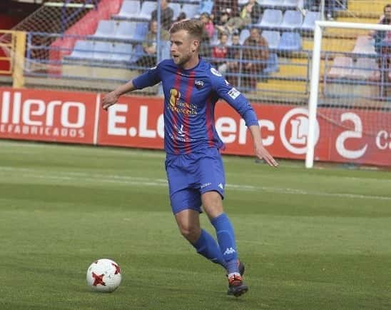 スポルティング・デ・ヒホンのインスタグラム：「«Nunca celebraría un gol en El Molinón; soy futbolista gracias al Sporting»  Álex Barrera. Jugador del Extremadura «Soy asturiano y me he criado en Gijón. Evidentemente es muy especial hacer un gol en el Carlos Tartiere»」