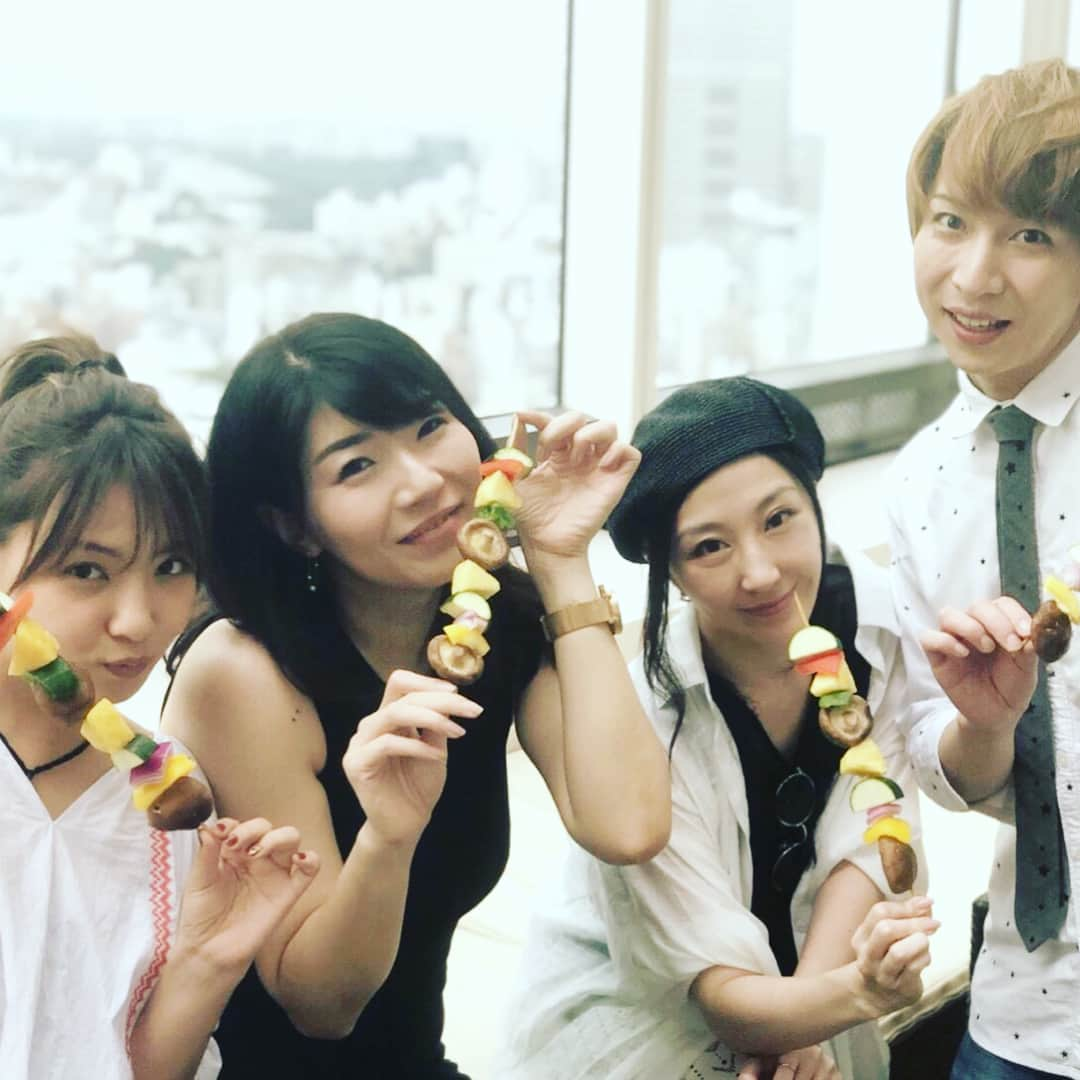 西丸優子さんのインスタグラム写真 - (西丸優子Instagram)「無理矢理、 夏の思い出を作りにwww  いつもの仲良しメンバーで  #ハリネズミカフェ & #おしゃれバーベキュー に行ってきました。  たまに似てると言われる #フェネック さんもいた♪  カワイイっ！！ 飼いたい。  BBQ、天気心配だったけれど雨が降ることもなく、最高だったぜ！！ あー楽しかったぁ〜✧︎*。」8月29日 8時14分 - yukonishimaru