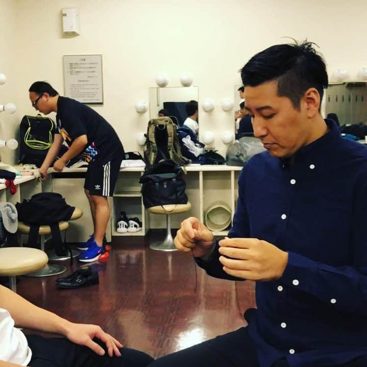 長田庄平のインスタグラム：「手品っぽい #手品 #マジック #シュッてやるやつ #じゃない #インポッシブル井元」