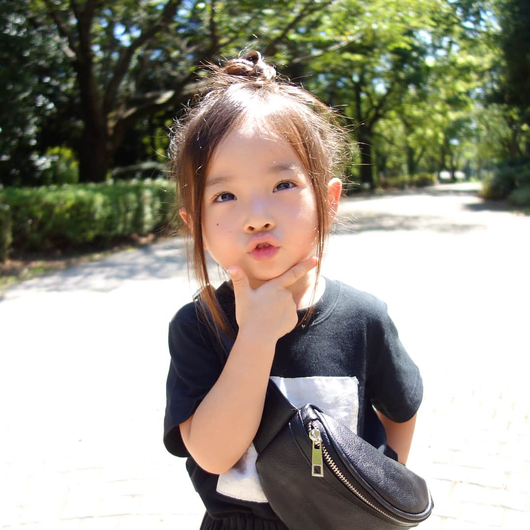 Saraさんのインスタグラム写真 - (SaraInstagram)「. coordinate♡ . T-shirt ▶︎ #branshes  skirt ▶︎ #globalwork . . @branshes さんのセールで 可愛いＴシャツをGET♡ . シンプルなデザインですが フロントのサテンがアクセントに❤︎ . オールブラックコーデ♡ . #ootd #outfit #kids #kids_japan #kids_japan_ootd #kjp_ootd #ig_kids #ig_kidsphoto #kidsfashion #kidscode #kidsootd #kidswear  #kidsstyle #allblack #シンプル #オールブラック #オールブラックコーデ #サテン #キッズコーデ #キッズファッション #女の子 #4歳」8月29日 21時00分 - sarasara718