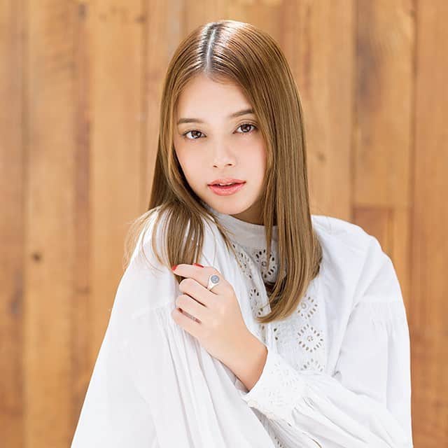 のインスタグラム：「@moistdiane 💛👩🏻 #ツルツルヘアー #more公式サイトでムービーも見れるよ  #是非見てみてください  @moremagjp」