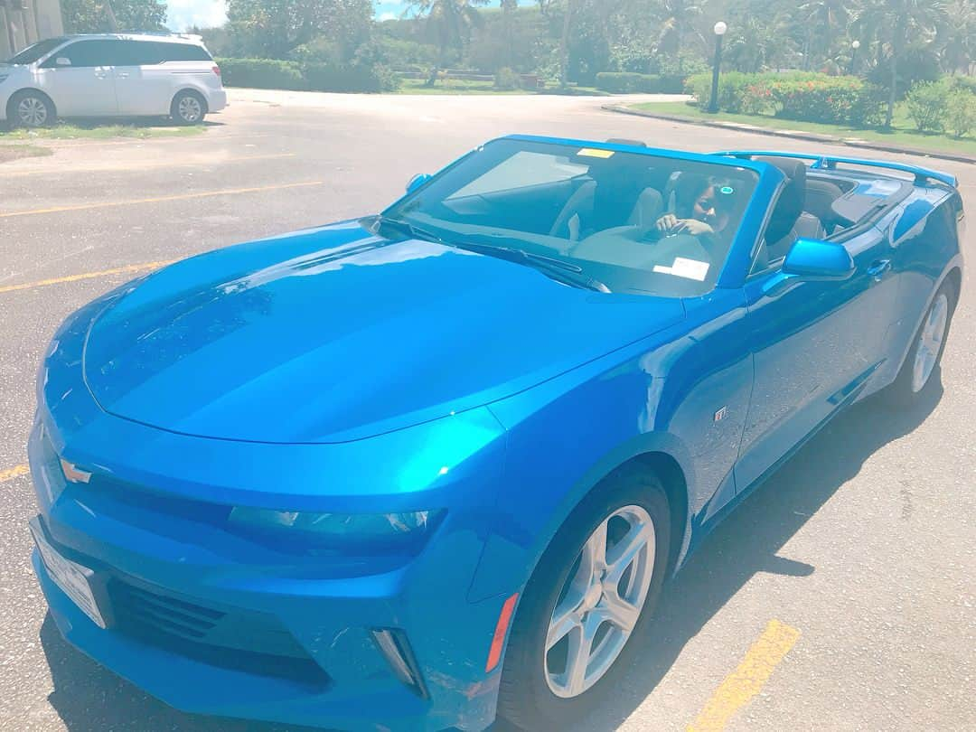 上田操さんのインスタグラム写真 - (上田操Instagram)「そしてかっこいい車というのがこちら！  #blue #car #chevrolet #camaro #chevroletcamaro  #青 #車 #シボレー #カマロ  人生初のオープンカーでめちゃ気持ちよくてハマりました◎ 運転してません🙊 でも 海外で車を走らせるなんて かっこよすぎなので いつかやりたいなと。日本でちびちび練習します！！🙋‍♀️」8月29日 12時45分 - mso_k_0423