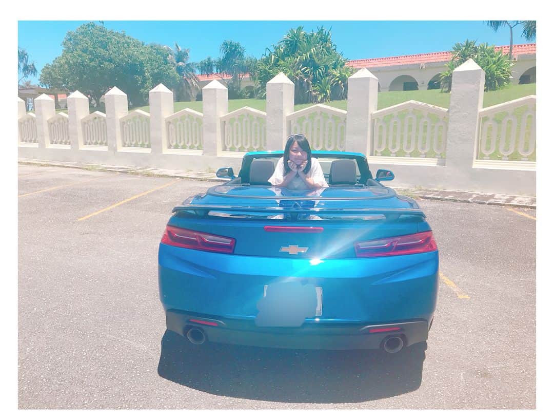 上田操さんのインスタグラム写真 - (上田操Instagram)「そしてかっこいい車というのがこちら！  #blue #car #chevrolet #camaro #chevroletcamaro  #青 #車 #シボレー #カマロ  人生初のオープンカーでめちゃ気持ちよくてハマりました◎ 運転してません🙊 でも 海外で車を走らせるなんて かっこよすぎなので いつかやりたいなと。日本でちびちび練習します！！🙋‍♀️」8月29日 12時45分 - mso_k_0423