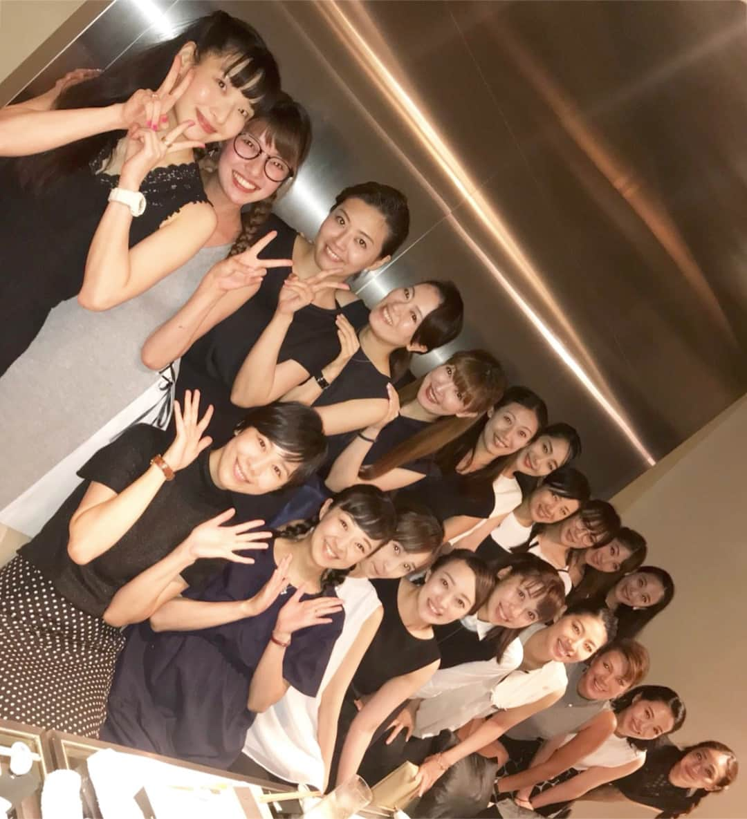 千紗れいなのインスタグラム：「🤩91期・92期合同同窓会🎉 . ドレスコード👗 ・白黒紺茶グレー 無地の服 髪型💇‍♀️ ・リーゼント又はスカーレット、三つ編み . . 約15年前に宝塚音楽学校で出会った、 91期さんと92期✨ その頃を思い出して…笑 . . すごく久々にお会い出来た方もいらっしゃり、 同期とも集まれて、スペシャルな時間でした❤️ . . 企画して下さった、 15年前から大大大大大好きな私のお掃除分担さん❤️ 輝良まさとさん @kirahama0703  本当にありがとうございました☺️💕 . . 定期的に出来たらいいな…✨ . . . 当日、 ももちゃん @momohana_hina のbirthday🎂だったので、 みんなでお祝いも…😍🎊 . . 最高な東京night 🗼でした🤩 . . . . #91期 さん #92期 #宝塚 #宝塚音楽学校 #予科 #本科 やっぱり #大好き #一個上 さん #同期 #東京night #同窓会 #birthday」