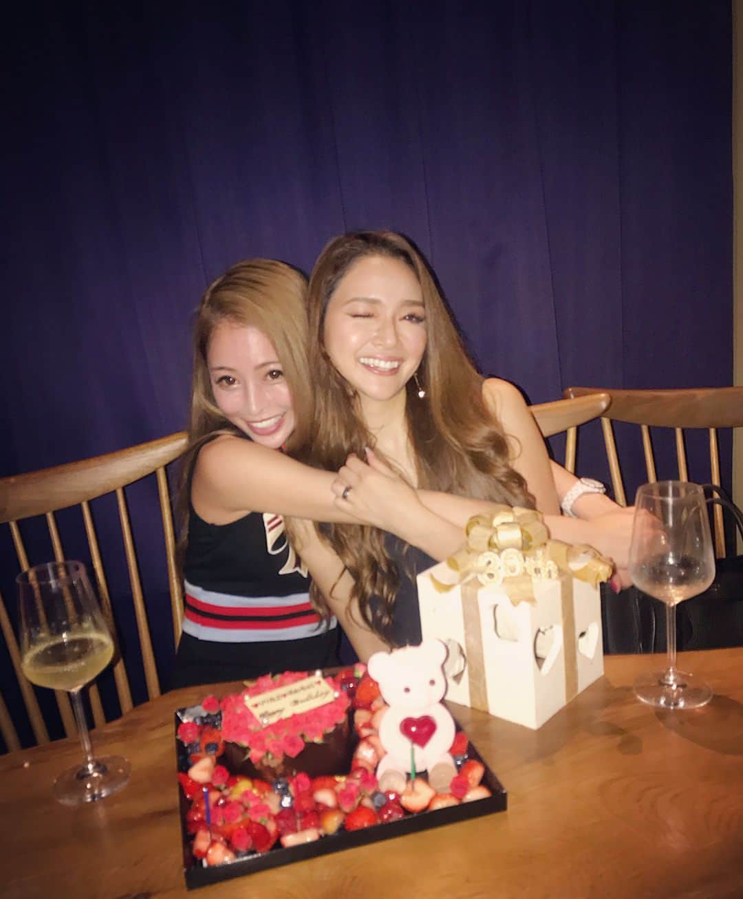 真優川咲さんのインスタグラム写真 - (真優川咲Instagram)「#㊗️#🎊 🎁#🎂#🥂 ✨ ✴︎ 大好きな２人の#お誕生日 💝🎂🎉 #大好きな場所 で お祝いすることができました。。💗 色んな方にも協力してもらいながら...🙊🍽🎂🥂✨ #スペシャル❤︎❤︎ #美味しい ご飯と、 笑顔に癒された１日 ..🍲💗💗 ✴︎ #ケーキ はいつも特別な #お祝い の時に 必ず#オーダー する @louange.tokyo さんの #バースデーケーキ 🎂😻💗 今回は２人の30歳のお祝いって事で いつもよりスペシャルに✨✨ オーダーしたよ💗💗 コレ、、、→🎁も →🌹も 🍫#チョコ とか食用花で できてて ..🙊💦 ぜ〜〜〜んぶ、１つ残らず 食べられるの 🎂 😻❣️ 可愛いだけじゃなく #美味しすぎる #ルワンジュ♡のケーキ.... ２人とも凄く 喜んでくれて 幸せだったな..🙈😿💗💗 ✴︎ ２人が人生で1番最高のトシになりますように✨✨ コレからもずっとキラキラ 可愛い #矢野りり でいてね😽😘💖 #大好き #LOVE #friends #birthday #happy#day 💋✨」8月29日 14時21分 - saki_411