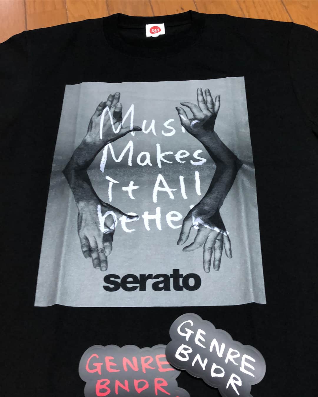 のインスタグラム：「先日から毎回DJの時愛用してます SERATO × GENRE BNDR @genrebndr  コラボTシャツ限定100枚販売中やで！ 自分でLサイズ着てます😎✌️ . This is one of my favorite T-shirt SERATO × GENRE BNDR 100 limited ---------------------------------------------------- #kyotocity #kyoto #京都 #djs #djlife #dj #japandj #japandjs #djsancon #AsianDJs #AsianDJ #deejay  #djing #djset #GENREBNDR #SERATO  #ジャンルベンダー」