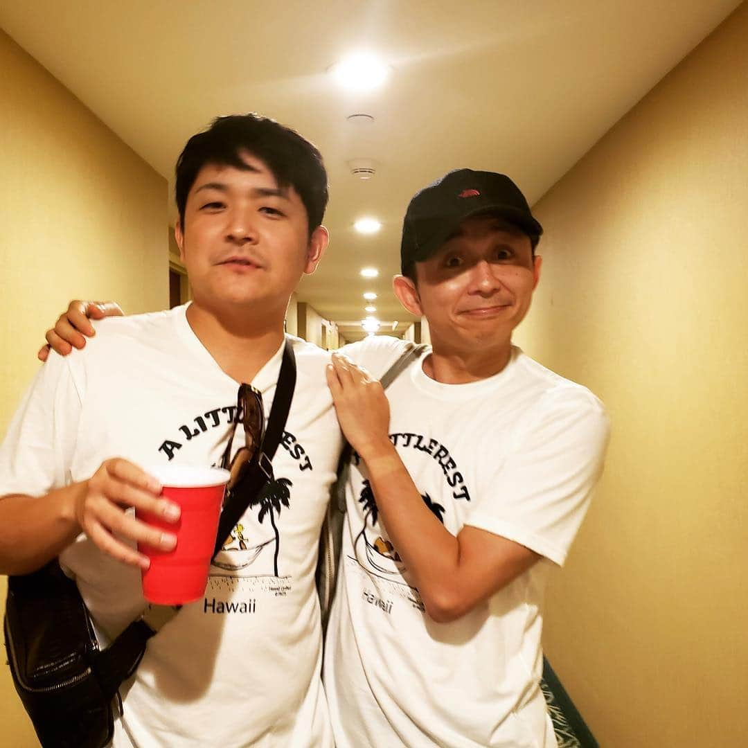 有吉弘行さんのインスタグラム写真 - (有吉弘行Instagram)「酔ったおじさん。 お揃いのTシャツでご機嫌。 タグ付け覚えましたー。  #有吉の夏休みは9月1日」8月29日 14時44分 - ariyoshihiroiki