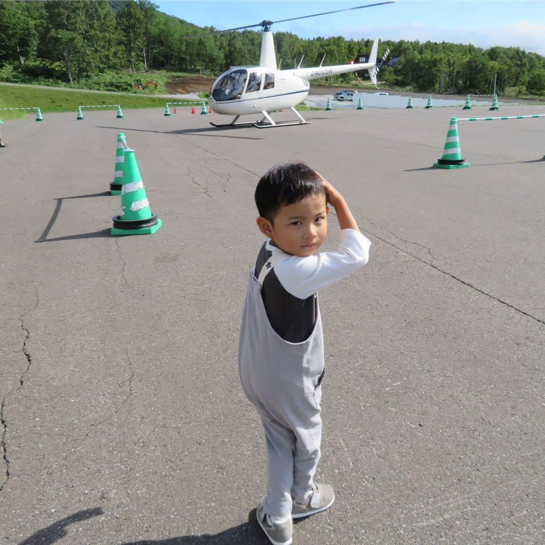 黒宮ニイナさんのインスタグラム写真 - (黒宮ニイナInstagram)「私も息子も初めての体験🚁 ルスツリゾートにあるアクティビティのヘリコプターに乗ってきました☺️✨ * * ずっと曇りや雨だったんですが、 お誕生日当日の朝はお天気が良くなってヘリ日和でした🤗 * * 上空から見る景色は壮大な山と一面緑に囲まれていて 本当に綺麗でした⛰✨✨ 息子も面白かったようで、また乗りたいと言ってました👦🏻💙 #北海道 #北海道旅行 #家族旅行 #夏休み #夏の思い出 #留寿都 #ニセコ #ヘリ体験 #ルスツリゾート」8月29日 16時54分 - niina_pilates0827