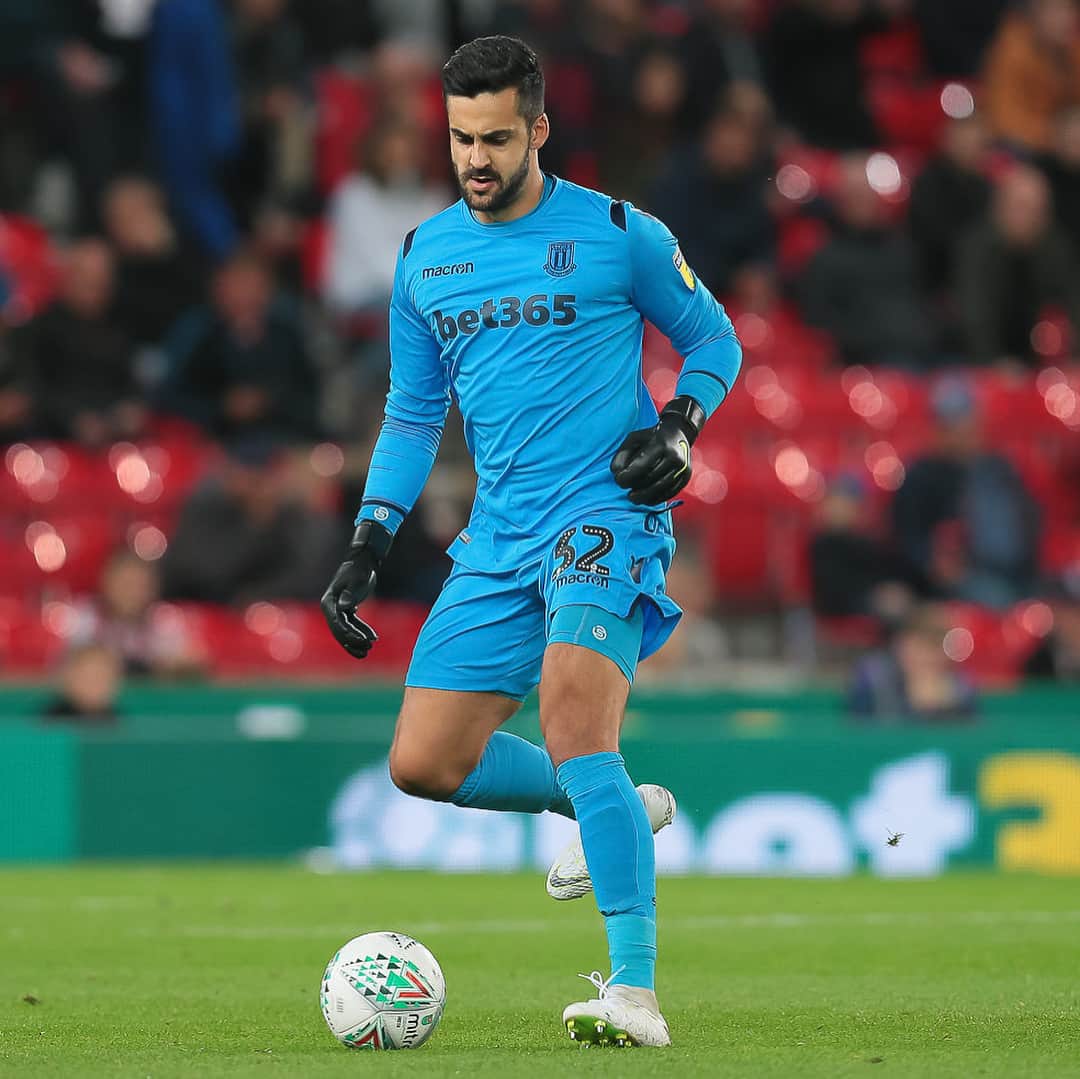 アダム・フェデリチのインスタグラム：「Delighted to make my debut for @stokecity last night 🙌🏼 good performance from the lads against a good side , clean sheet and into the next round ✅」