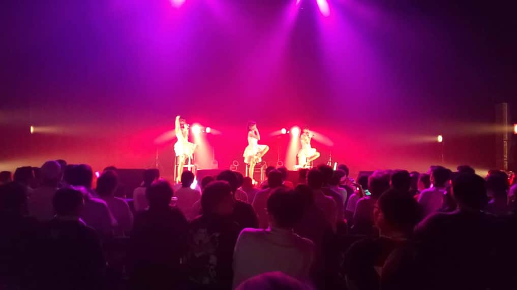 穐田和恵さんのインスタグラム写真 - (穐田和恵Instagram)「「CHAOS SPECIAL」ex.SDN48 Special unit💋Live  in Zepp TOKYO 皆さん、本当にありがとうございました‼︎💓💓💓 最高過ぎて幸せ過ぎました‼︎ . Zepp TOKYOはSDNの4th Single「口説きながら麻布十番 duet with みのもんた」のイベント以来で感慨深かったし、一人一人が支え合って120%の力を出してて輝いてた✨ もっとメンバーの事が大好きになったよ🙈💕 ． ファンの皆様が沢山集まってくれて嬉しかったですし、泣いてくれた人もいたり全力でコール&盛り上げてくれて楽し過ぎて夢みたいな時間でした✨ 今日は余韻に浸っています💭 ． メンバーの芹ちゃん、ぴーよも来てくれたよ💞嬉しかった☺️ ． SDN最高‼︎💋💋💋 ． #SDN48 #idol #48」8月29日 16時07分 - kazue.akita