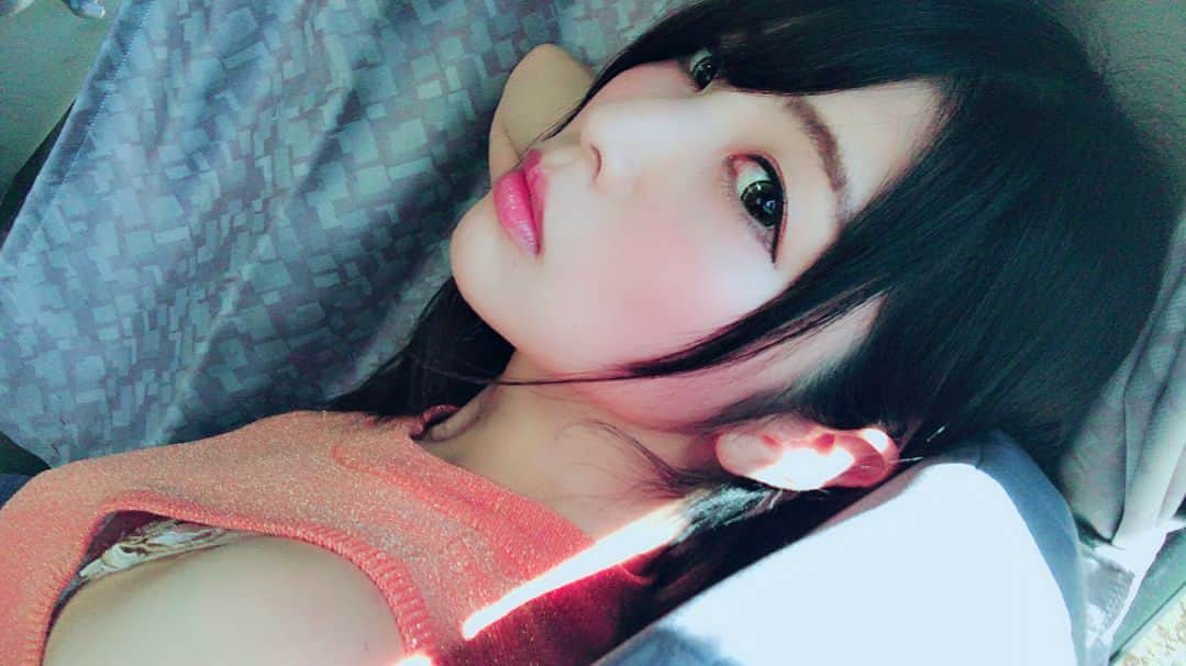 新村あかりのインスタグラム：「自撮りしてたらブラチラしちゃった😳💦GODIVAのアイス食べてたらハートのチョコチップ出てきた〜〜！！見つけたときってやっぱり童心に返る♡」