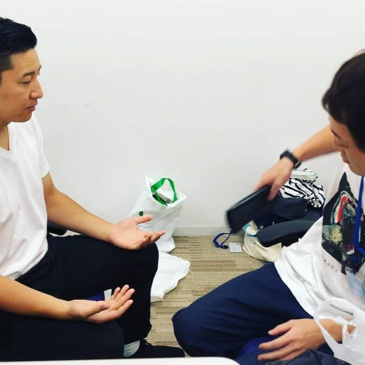 長田庄平のインスタグラム：「手品っぽい #手品 #マジック #貫通するやつ #インポッシブル井元」