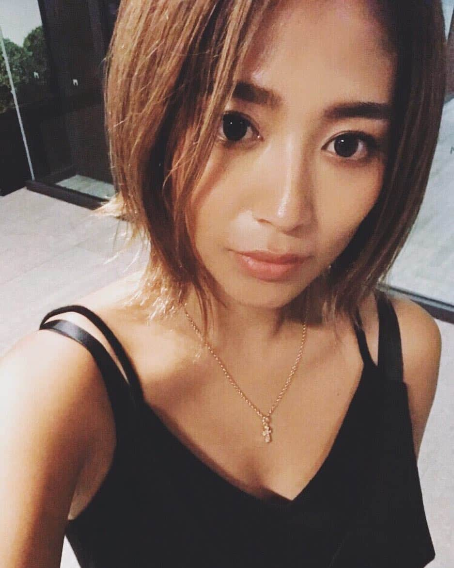 今井華さんのインスタグラム写真 - (今井華Instagram)「New hair ✂︎ 更にばっさりカットして いつぶり？のショートヘアーに💋 ストーリーに載せたら びっくりする数のDMで嬉しかった 笑  ありがとう💋 毛先だけ 軽ーく外ハネに巻いて オイルとプロダクトで ストレート気味にヘアセットが今の気分 🍃 いつもありがとう✂︎ @risel_xoxo @risel_kazu  #ストーリーと同じ写真 笑 #これしか無かったのです 🙇🏼‍♀️」8月29日 17時45分 - imaihana