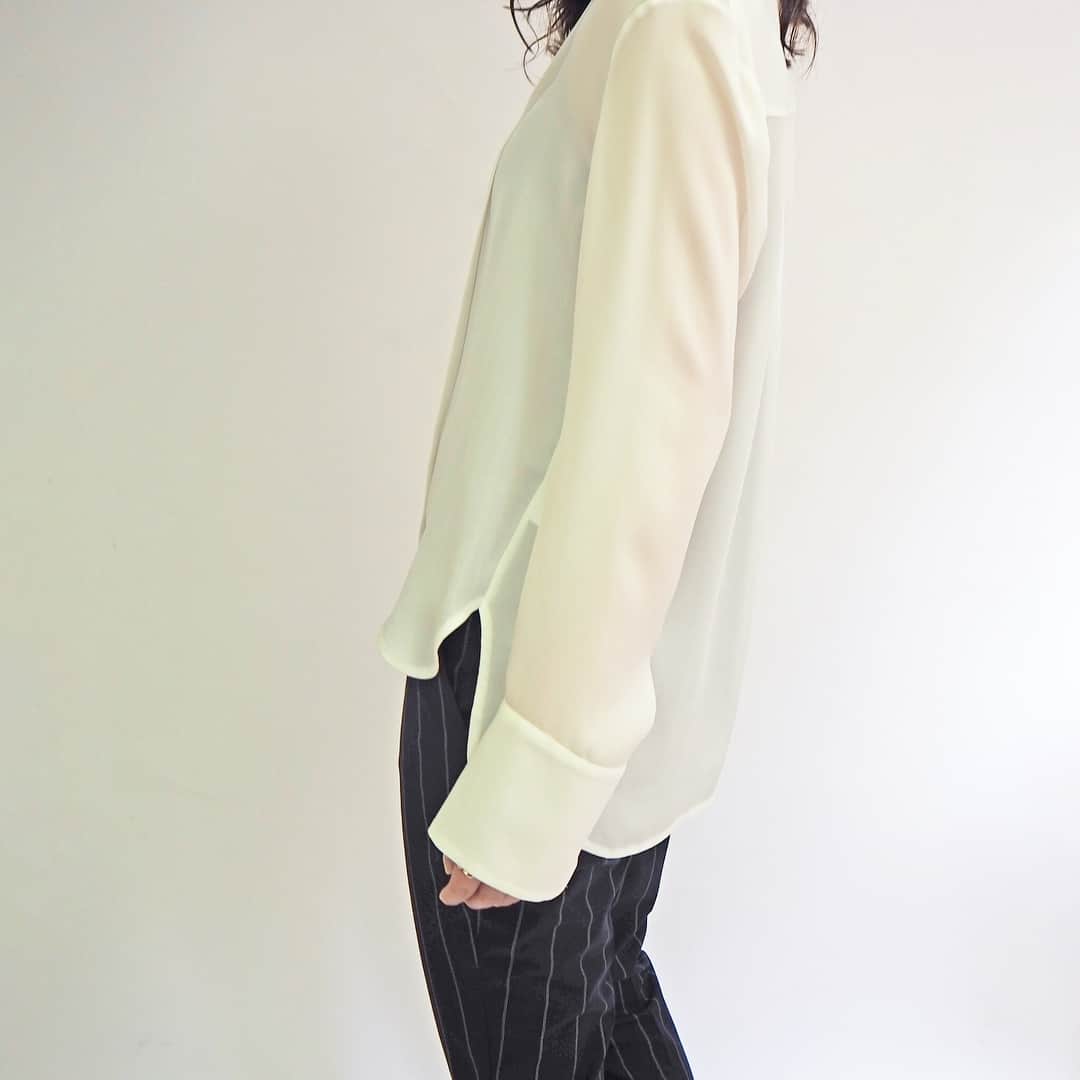 DES PRESさんのインスタグラム写真 - (DES PRESInstagram)「【NEW ARRIVAL】 Blouse / 22-01-84-01001 / ¥24,840  #DESPRÉS #TOMORROWLAND #blouse #fashion」8月29日 17時56分 - despres_jp