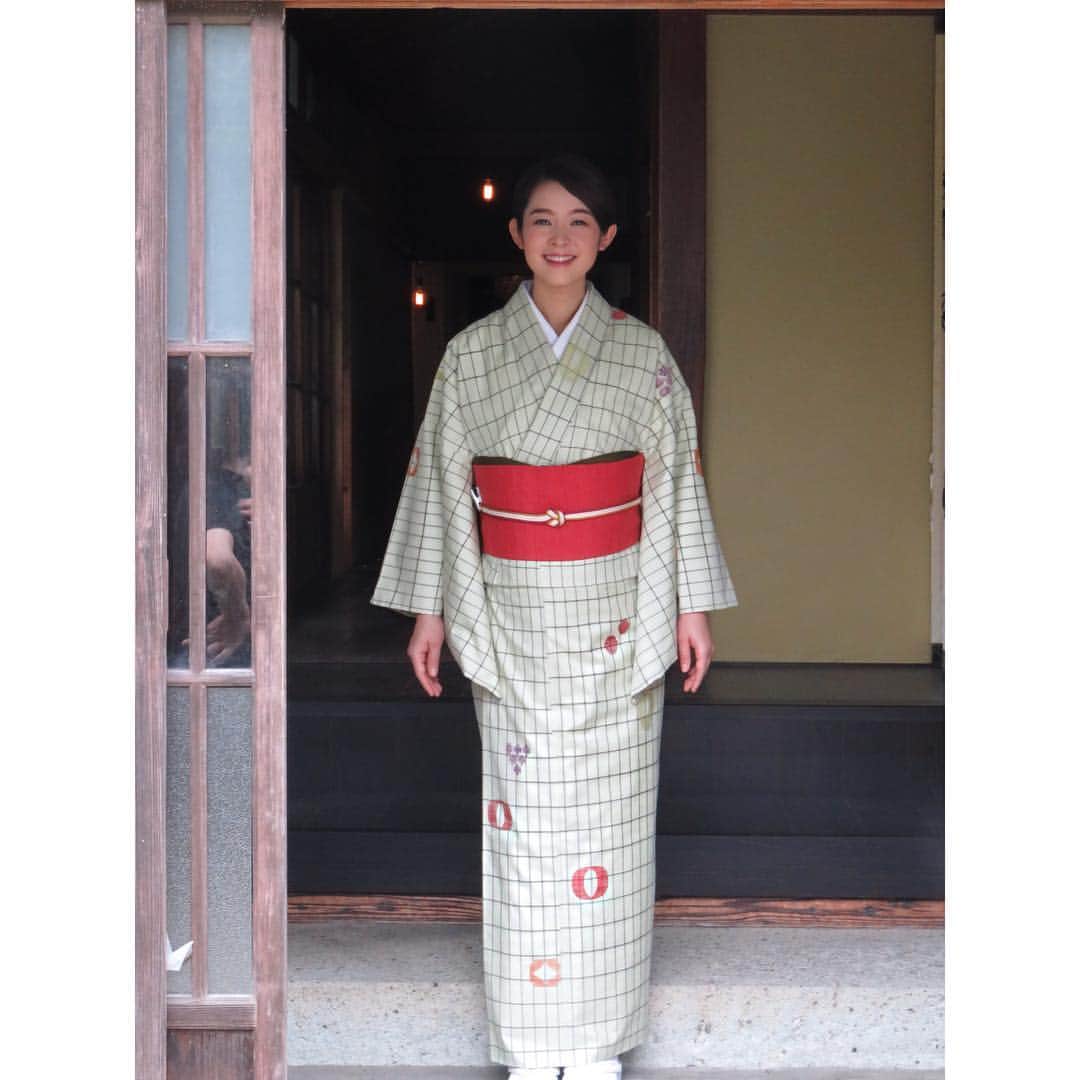 藤澤恵麻さんのインスタグラム写真 - (藤澤恵麻Instagram)「「美しいキモノ」秋号が発売中です。 今回は「とみひろ」の工房がある山形でロケをしました。 自然豊かな美しい景色の中に着物を着て佇むと、心落ちつき、清々しい気持ちで撮影に臨めました。 私の着ている着物をデザインした作者や工房の皆さんともお会いすることができ、とても心に残る撮影となりました。 とみひろの皆さん、ありがとうございました。 ぜひ誌面をお手にとってご覧下さい。  #恵麻 #ema #美しいキモノ #着物 #和服 #秋 #とみひろ #山形」8月29日 17時54分 - ema_fujisawa_official