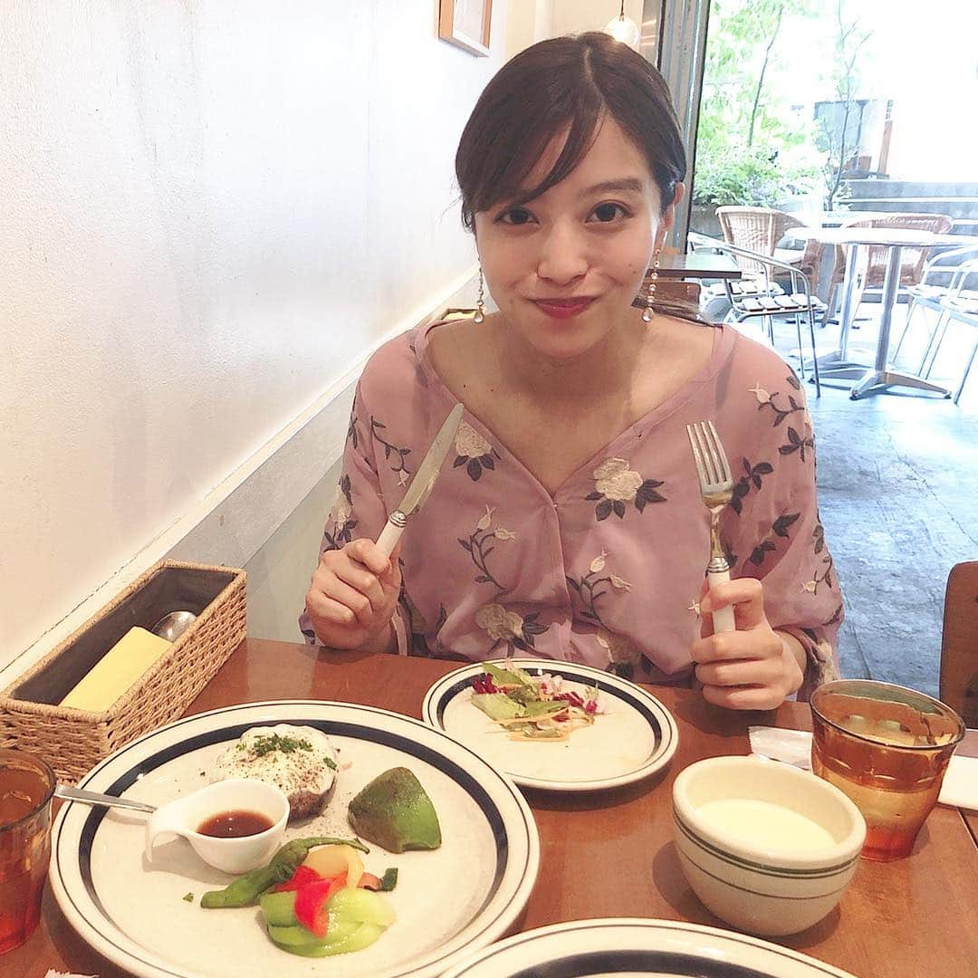 佐藤あやさんのインスタグラム写真 - (佐藤あやInstagram)「最近ハンバーグ率高め。 #大好物#ハンバーグ #このハンバーグ美味しい #でも#小さかった #上品すぎるサイズ #5個くらい食べたい #おととい親知らず抜いた #まだ痛くて食べるの遅い」8月29日 19時01分 - faafa8