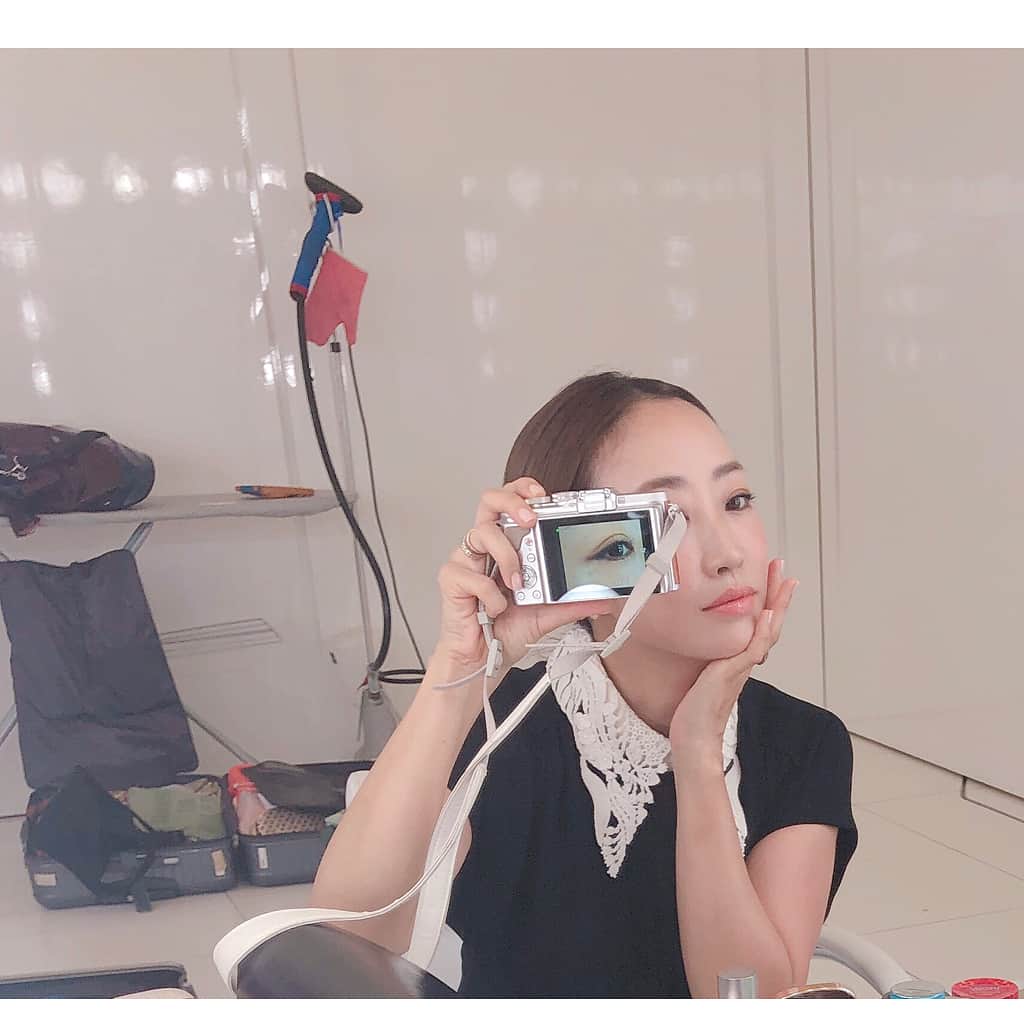 神崎恵さんのインスタグラム写真 - (神崎恵Instagram)「MAQUIAの撮影終わり。 次の仕事に合わせてメイクチェンジ。 白い襟の黒ワンピにパールを合わせたので、メイクもノーブルな雰囲気に。 アイカラーは #suqqu  デザイニングカラーアイズ08 たぶん、今年上半期一番使ったパレット 透け艶発色 リップはテクスチャーがお気に入りの #エレガンスクルーズ ライブリー ルージュ BR01 今とってもすきなまろやかベージュ 唇の形が綺麗になるテクスチャー チークは #コスメデコルテ パウダーブラッシュPK802 肌の色に透明感を出す絶品カラー #ここ数年目は裸眼派 #黒目と白目の境目の独特な透明感がすき #まつげも素まつげにマスカラ派 #今年はアイクリームと唇美容液の激戦期」8月29日 19時17分 - megumi_kanzaki