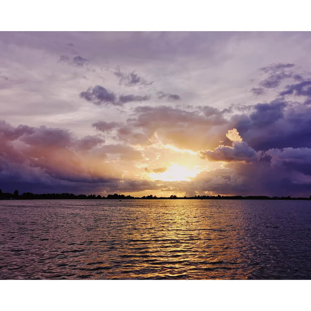 Eelco Roosのインスタグラム：「Here we go, the last Huawei challenge; Wide-Eyed world. This last theme is all about landscapes.  I decided to go with something that combines water and air, during a beautiful sunset. You can do what ever you like, as long as it’s a landscape. You can use a phone, a regular camera, digital or analogue, what ever you want.  If you want to see my rating swipe left on the photo. I was pretty pleased with the artificial judge this time 😏. It would be great if you can leave your score in the comments under this photo so I can see how you are doing, if you score high, you might win the last P20 Pro Huawei will give away to the challenge winner, or maybe even win the trip to Florence with me if you are the overall winner.  Check out the link in my bio and upload your photo to the messenger bot to get your score.  Looking forward to seeing your photo’s.  @huaweimobilenl #huaweip20pro #sparkarenaissance」