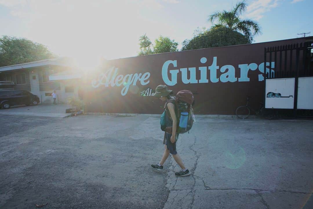 北原里英さんのインスタグラム写真 - (北原里英Instagram)「#妄想実写化計画  #セブ #cebu ギター作るとこ🙂💓 可愛すぎたよ。おしゃれすぎたよ。」8月29日 21時27分 - rie_kitahara_3