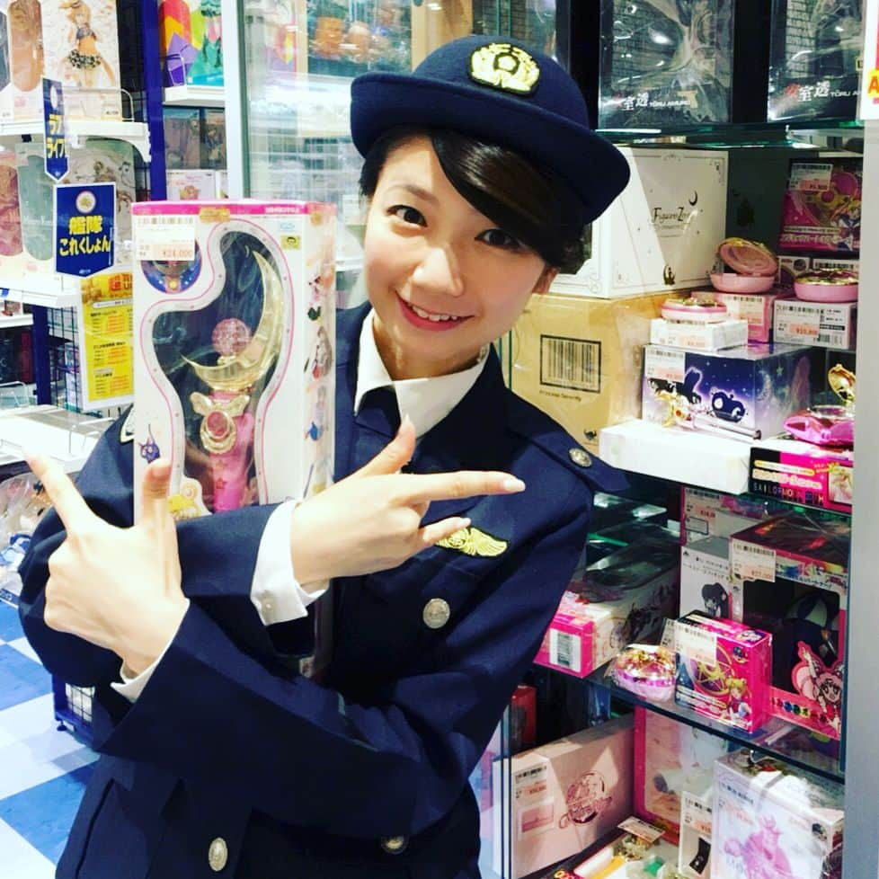 神谷文乃のインスタグラム：「ほんと、お返事書けておらずごめんなさい😂 ちょっと色々ありまして、更新もお返事も全くできておりませんでした。 ごめんなさい🙇🙇‍♀️ 今回からほんとに復活させてください😂 いっぱいコメントいただいていたのに、ごめんなさい。  ちなみにこの前は岡山におりました！ どんな仕事だったのかは、また改めて投稿しますね😊  写真はこの前の任三郎ロケ😊✨ 初めて新宿でロケしました！ セーラームーンのスティックを発見😍😍世代ドンピシャの私は大興奮です😍✨✨ 月にかわって〜おしおきよ〜っ🌝🌛🌜💫✨✨✨ タキシード仮面さま、格好良かったなぁ。  #チバテレ#求人任三郎#久々でごめんなさい#神谷文乃#セーラームーン#世代ドンピシャ#ムーンスティック#ほしい#コンパクトもあった#ほしい」