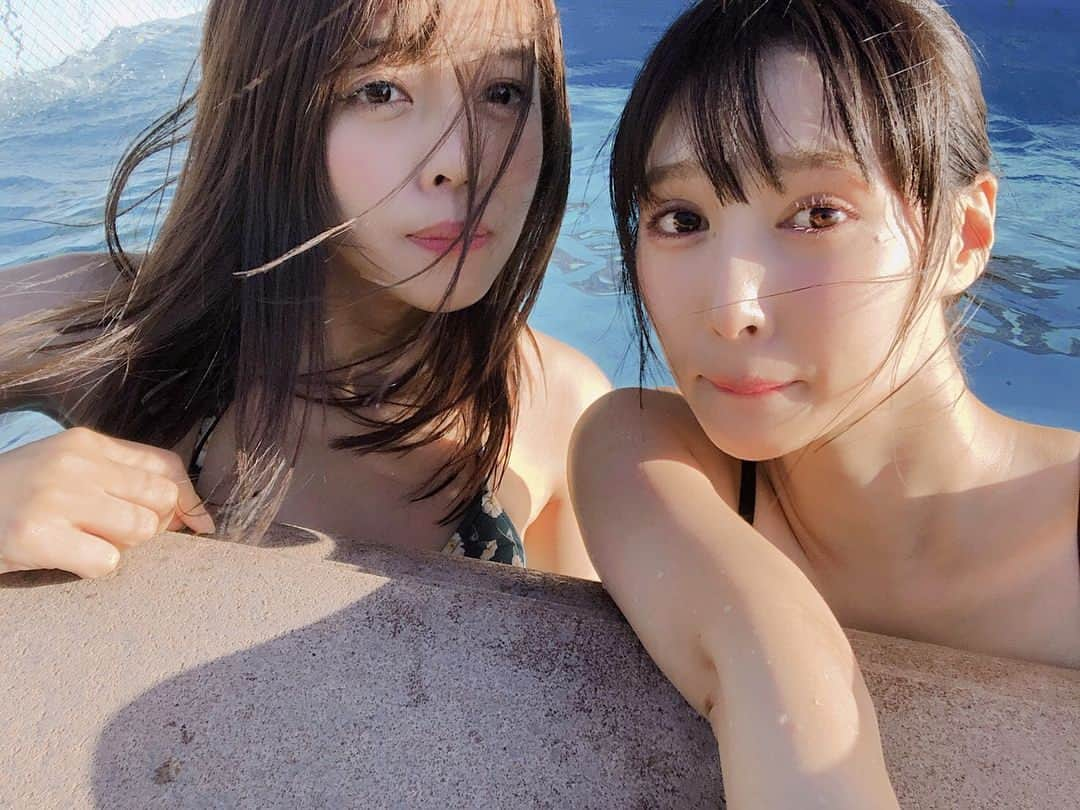 石倉侑芽さんのインスタグラム写真 - (石倉侑芽Instagram)「. . 水着シリーズ👙 もうそろそろ8月も終わるので これを最終回にします👋💓 . 1枚目の2人のなんとも言えへん儚い顔。w 何考えてたんやろ👼👼 当日まで時間も場所も決めてなくて 駆け込みで1時間楽しんだプール🐬結果オーライ💆‍♀️ . 色んなお店ぐるぐる巡って巡って たくさん見たけど、やっぱり 1番最初に手に取ったこの水着に💓 珍しいグリーン色なんやけど めっちゃお気に入り😊💘 1回しか着れやんだの残念😭 . #水着#夏休み#プール#ガーデンプール #ホテルイースト21#ゆめちん#あやぴ」8月29日 23時33分 - yume8115