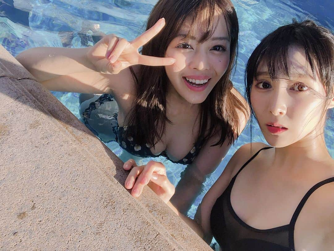 石倉侑芽さんのインスタグラム写真 - (石倉侑芽Instagram)「. . 水着シリーズ👙 もうそろそろ8月も終わるので これを最終回にします👋💓 . 1枚目の2人のなんとも言えへん儚い顔。w 何考えてたんやろ👼👼 当日まで時間も場所も決めてなくて 駆け込みで1時間楽しんだプール🐬結果オーライ💆‍♀️ . 色んなお店ぐるぐる巡って巡って たくさん見たけど、やっぱり 1番最初に手に取ったこの水着に💓 珍しいグリーン色なんやけど めっちゃお気に入り😊💘 1回しか着れやんだの残念😭 . #水着#夏休み#プール#ガーデンプール #ホテルイースト21#ゆめちん#あやぴ」8月29日 23時33分 - yume8115