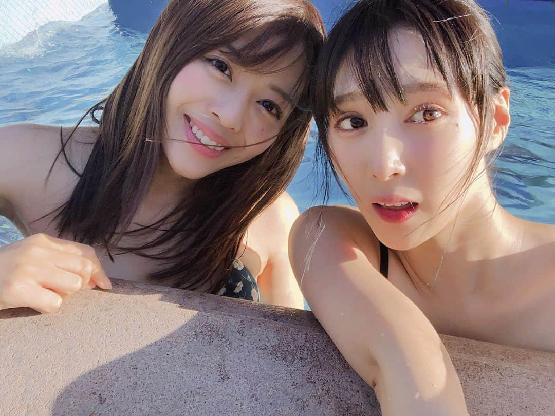 石倉侑芽さんのインスタグラム写真 - (石倉侑芽Instagram)「. . 水着シリーズ👙 もうそろそろ8月も終わるので これを最終回にします👋💓 . 1枚目の2人のなんとも言えへん儚い顔。w 何考えてたんやろ👼👼 当日まで時間も場所も決めてなくて 駆け込みで1時間楽しんだプール🐬結果オーライ💆‍♀️ . 色んなお店ぐるぐる巡って巡って たくさん見たけど、やっぱり 1番最初に手に取ったこの水着に💓 珍しいグリーン色なんやけど めっちゃお気に入り😊💘 1回しか着れやんだの残念😭 . #水着#夏休み#プール#ガーデンプール #ホテルイースト21#ゆめちん#あやぴ」8月29日 23時33分 - yume8115