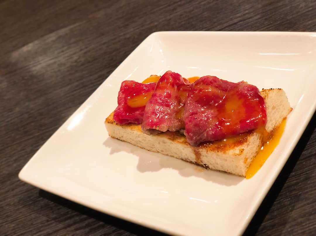 山下まみのインスタグラム：「箸休めの時に出てきた、牛骨スープが最高に美味しかった。梅干しがアクセントになっててすごい爽やか！  お肉も最高♡ 最後はすき焼きという…贅沢三昧でした。  #焼肉 #焼肉の日 #コバウ #焼肉銀座コバウ #銀座 #ginza」