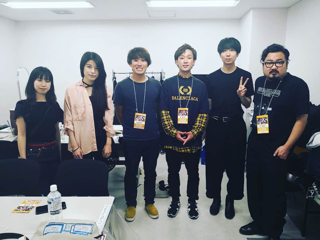 としみつのインスタグラム：「ゲスの極み乙女。さんにご挨拶させて頂きました…！ お忙しい中、優しくお話してくれた川谷さんやメンバーの方々に感謝です。。ありがとうございました。  リハをカンタと2人でガッツリ見させてもらってて、「京セラドームで俺ら2人だけに向けたワンマンみたいだな」なんて調子乗ったこと話してました。  本日発売されたフルアルバム「好きなら問わない」めちゃくちゃ良いので皆さんも是非聞いてみてください！ (そして何よりまほっちゃんありがとう)  #ゲスの極み乙女 #好きなら問わない #関西コレクション」