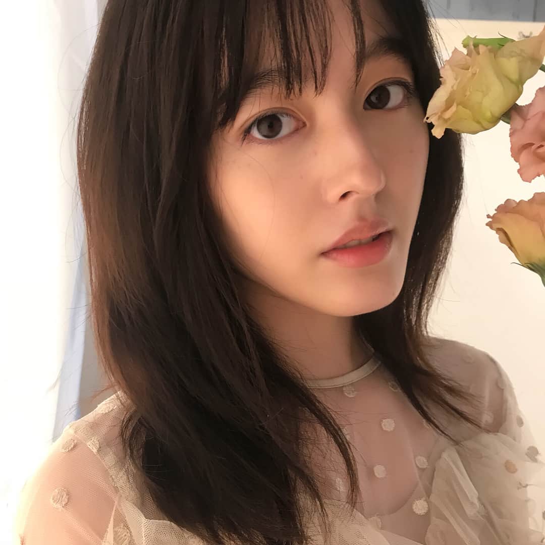 高橋有紀のインスタグラム：「とにかくこはるんの素の美しさを生かしたヘアメイク！可愛いのもドレッシーなもの沢山撮影しました、カレンダーお楽しみにっ☺︎☺︎☺︎ #osakana_yuki  #hairmake #久住小春 #きらりんレボリューション」