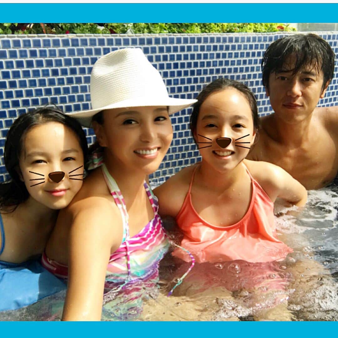 麻美さんのインスタグラム写真 - (麻美Instagram)「娘ちゃん達👧🏻👧🏻 ． ホテルのプールじゃ🏊‍♀️ 満足いく訳ないよね😅💦 ． #ハワイ#プール#家族旅行 #hawaii #trump #pool #love#family ．」8月30日 1時21分 - mami0s