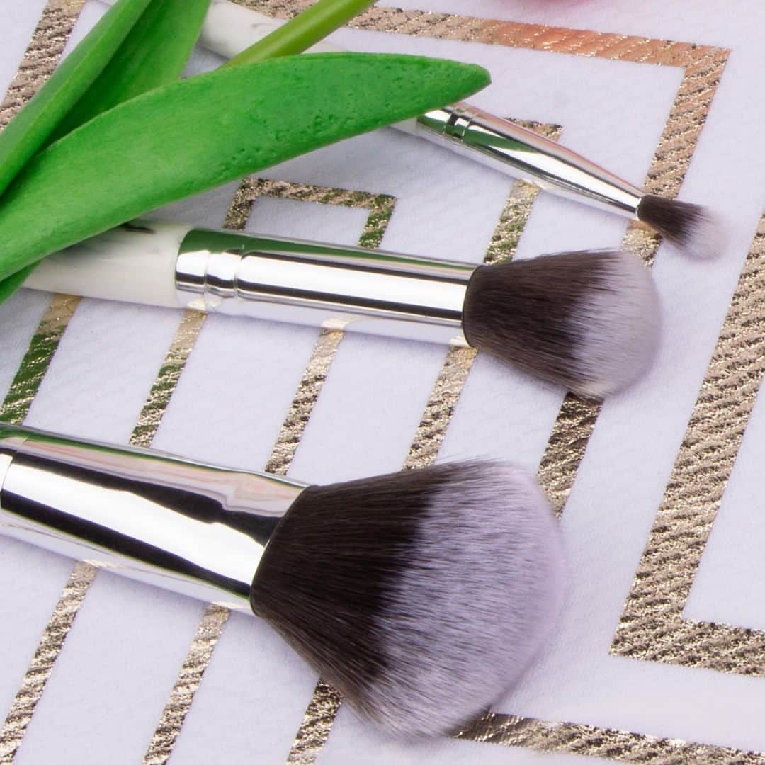 BH Cosmeticsさんのインスタグラム写真 - (BH CosmeticsInstagram)「NEW NEW NEW!🎆💎 Discover the magic of marble with our White Marble brush set… designed with two-tone synthetic bristles, sleek marbleized handles, and an angled brush holder to provide the luxury you deserve.💅 . LAUNCHING AT 11:30AM PST!🎉 Become the face of style and sophistication with our White Marble 9 Piece Brush Set - a divine set of tools for flawless makeup application. These include: . 🔹Powder/Blush Brush 🔹Large Angled Contour Brush 🔹Tapered Highlighter Brush 🔹Deluxe Blending Brush 🔹Dense Crease Brush 🔹Tapered Blending Brush 🔹Precision Crease Brush 🔹Flat Shader Brush 🔹Detailing Brush . Lavish looks and timeless luxury await with every blend, swirl, and sweep from this grand set - featuring two-tone plush bristles and marbleized handles for ultimate comfort and control. It even comes with its own angled brush holder to give tools their own throne!👑 . . . . . #makeup #makeuplooks #makeuplaunch #makeupbrush #makeupbrushset #makeuptools #beautytools #bhcosmetics」8月30日 2時00分 - bhcosmetics